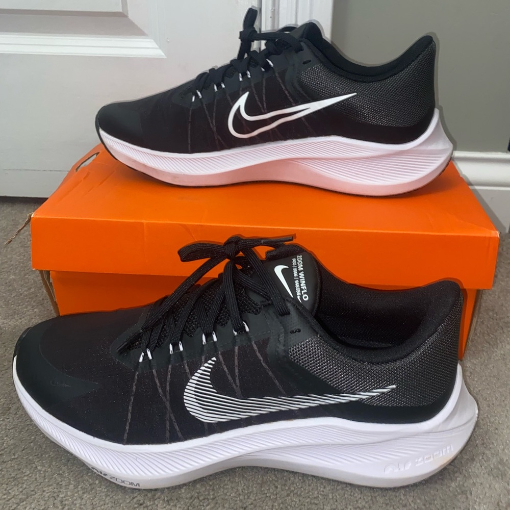 Brand new women’s Nike tennis shoes